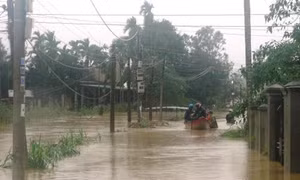 Nỗ lực cấp điện trở lại cho người dân vùng lũ Quảng Ngãi