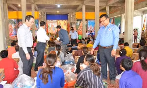 Cứu trợ bà con người Việt và người Campuchia bị hỏa hoạn