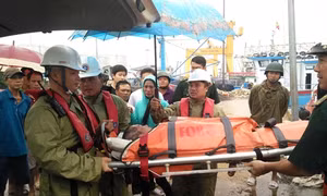 Tàu SAR 274 cứu hộ và đưa ngư dân bị nạn vào đất liền an toàn