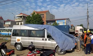 Nam Định: Tàu hỏa đâm ô tô trên cung đường “tử thần”