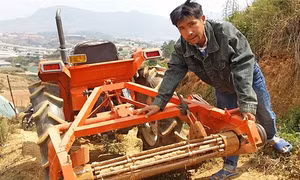 "Kỹ sư" chân đất chế máy đào khoai tây từ vật liệu… bỏ đi