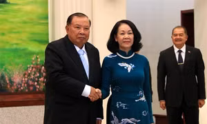Tổng Bí thư, Chủ tịch nước Lào tiếp đoàn đại biểu cấp cao Đảng ta