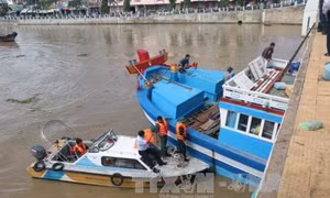 Cứu hộ thành công tàu cá mắc kẹt dưới gầm cầu tại Bình Thuận