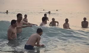 Các bãi tắm miền Trung an toàn, du khách yên tâm tắm biển
