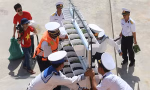 Kiều bào với Trường Sa: Bài 3 - Những món quà nghĩa tình hướng về đảo xa