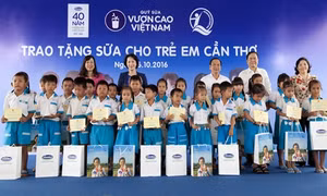 Quỹ sữa Vươn cao Việt Nam trao tặng sữa cho trẻ em Cần Thơ