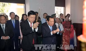 Lãnh đạo Thành phố Hồ Chí Minh dâng hương Bác Hồ, Bác Tôn