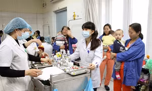 Hà Nội: Bệnh nhi nhập viện tăng nhanh do thời tiết rét đậm, rét hại