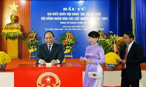 Thủ tướng Nguyễn Xuân Phúc bỏ phiếu bầu cử tại huyện Vĩnh Bảo,thành phố Hải Phòng