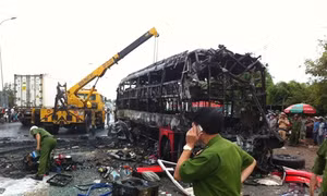 Bình Thuận: ​Hai xe khách tông nhau bốc cháy ít nhất 10 người chết