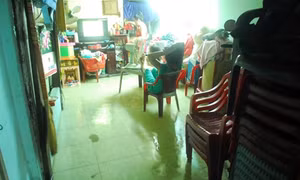 Triều cường lên cao kết hợp mưa lớn khiến nhiều tuyến đường ở Thành phố Hồ Chí Minh bị ngập