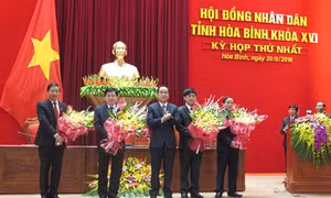 Bầu các chức danh chủ chốt HĐND, UBND tỉnh Hòa Bình và Vĩnh Long