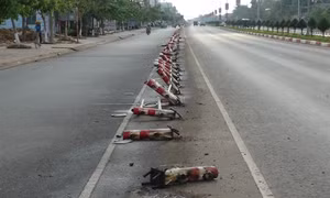 Tài xế ngủ gật, xe tải cày nát hơn 100m dải phân cách trên Quốc lộ 14