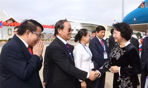 Chủ tịch Quốc hội Nguyễn Thị Kim Ngân tới sân bay quốc tế Wattay bắt đầu thăm hữu nghị chính thức CHDCND Lào