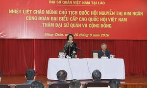 Chủ tịch Quốc hội Nguyễn Thị Kim Ngân đến thăm và nói chuyện với cán bộ, nhân viên Đại sứ quán, sinh viên và bà con Việt kiều.