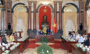 Phó Chủ tịch nước Đặng Thị Ngọc Thịnh tiếp đoàn đại biểu người có công tỉnh Vĩnh Long