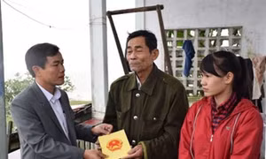 Tặng thưởng ông Nguyễn Thanh Phước dũng cảm cứu người trong lũ