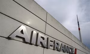 Hãng Air France yêu cầu các nữ tiếp viên hàng không phải dùng khăn che đầu khi tới Iran