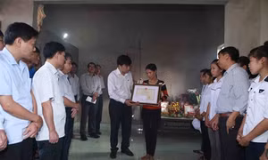 Bộ Giáo dục và Đào tạo truy tặng Bằng khen cho học sinh Trần Thị Thu Hà dũng cảm cứu người tại Thanh Hóa
