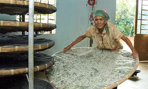 Khi bà con K'Ho nuôi tằm