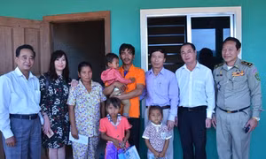 Đại sứ quán Việt Nam và Tổng hội người Campuchia gốc Việt thăm hỏi cháu bé bị bạo hành