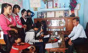 Đưa con chữ về với đồng bào Châu Mạ