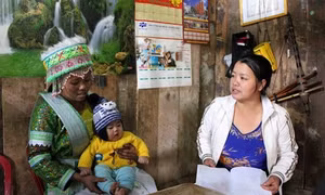 Cô đỡ thôn bản người Mông tận tụy