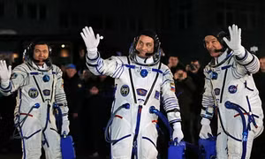 Nhóm phi hành gia Nga, Mỹ mới lên "đổi ca trực" trên trạm ISS