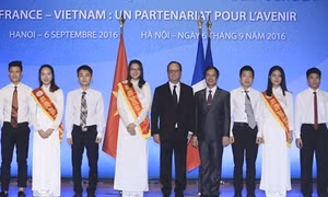 Tổng thống Pháp nói chuyện với sinh viên và thăm phố cổ Hà Nội