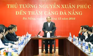 Thủ tướng Nguyễn Xuân Phúc thăm Cảng Đà Nẵng và Trung tâm phối hợp tìm kiếm cứu nạn hàng hải Việt Nam Khu vực II