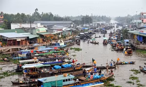 Chợ nổi Ngã Năm