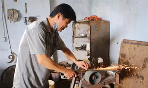 Người "giữ lửa" cho nghề rèn truyền thống cầu Vực
