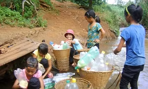 Người đưa nước sạch về buôn