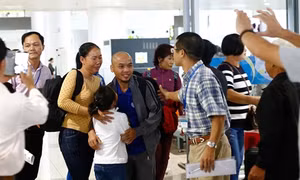 Các thuyền viên bị cướp biển Somalia bắt cóc hơn 4 năm trước đã về tới Hà Nội an toàn