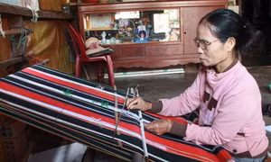 Thủy chung với nghề dệt thổ cẩm