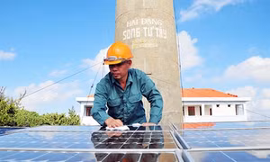 Những người "Thắp đèn" giữa biển