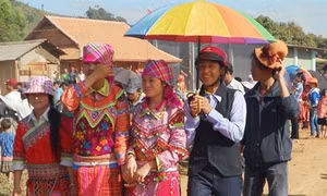 Phụ nữ Mông huyện Đắk Glong giữ gìn nét đẹp trang phục truyền thống