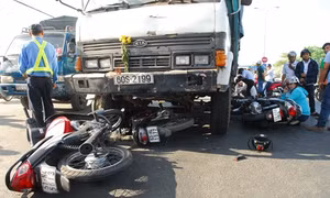 Xe ben đâm 6 xe máy, nhiều người bị thương