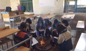 Duy trì tỷ lệ học sinh ra lớp mùa rét