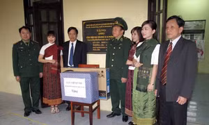 Thắm tình kết nghĩa hai bản vùng biên