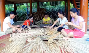 Đan rọ tôm - nghề phụ cho thu nhập chính của người dân vùng ven hồ Thác Bà