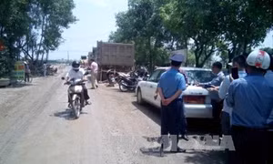 "Giải cứu" 3 xe công vụ khỏi vòng vây xe lu, máy xúc
