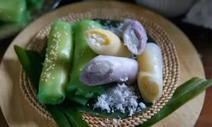 Bánh cuốn ngọt nhân đậu xanh - đặc sản Bến Tre