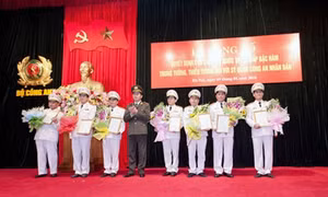 Trao Quyết định thăng cấp bậc hàm cấp Tướng Công an nhân dân