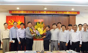 Đồng chí Đinh La Thăng thăm, chúc mừng Cơ quan TTXVN khu vực phía Nam