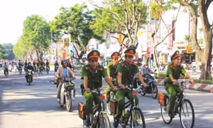 “Tôi đi xe đạp đến các cơ quan Chính phủ, họ nhìn ánh mắt hơi lạ!”