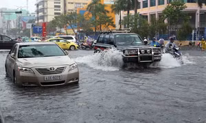 Tp. Hồ Chí Minh mưa lớn gây ách tắc giao thông cục bộ