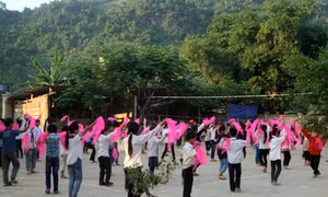 Thầy, cô xuống bản tìm học sinh ra lớp