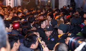 Biển người chen chân xin ấn đền Trần - Nam Định