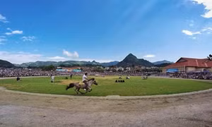 Đua ngựa thồ trên cao nguyên trắng